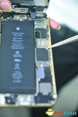 维修人员表示，苹果真机电池旁边的主板有黑色的贴膜。
