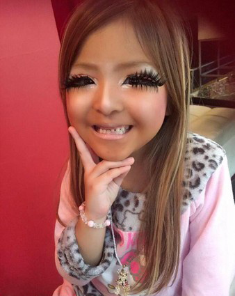 看完直接吓尿了！日本6岁小女孩画浓妆变成小辣妹