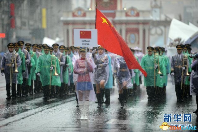 入伍也要颜值 中国仪仗队女兵雨中惊艳亮相莫斯科
