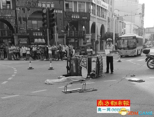事发现场,女乘客一度被宣布死亡,身体还盖上了蓝布