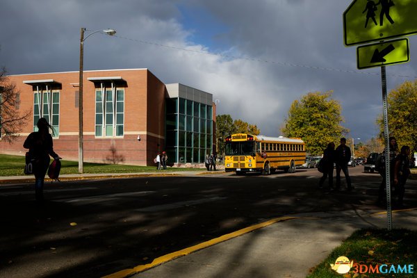 科罗拉多州卡农市高中。一名官员称，学生用手机上的“照片保险库”应用掩藏照片。（美国《纽约时报》网站）