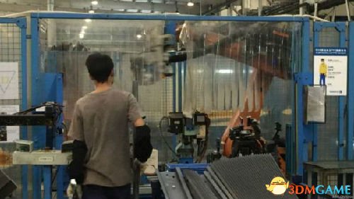 在东莞的海斯坦普汽车组件公司生产线上，工人和机器人合作完成汽车配件的生产。（英国广播公司网站）
