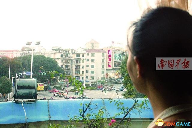 傍晚时分,林女士望着窗外,前路迷茫