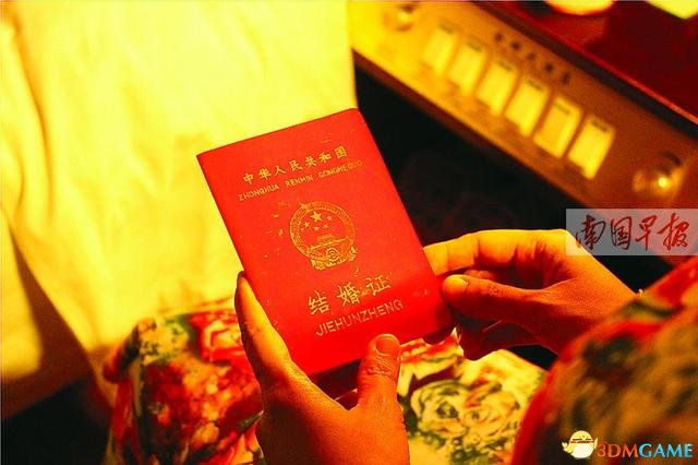 双手能握得住结婚证,但却握不住林女士的婚姻