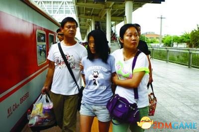 作案后潜逃的嫌疑人(中)从四川被押回