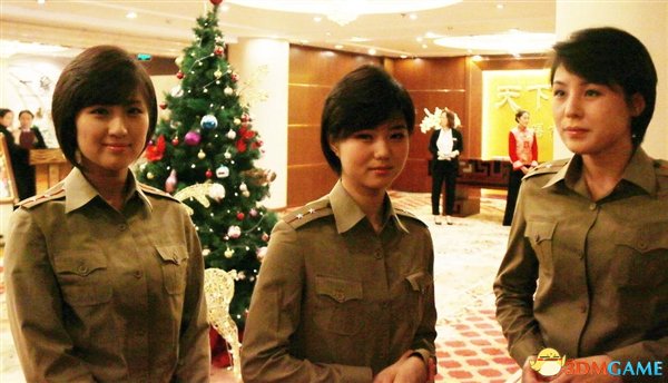 朝鲜牡丹峰女子乐团抵京 团员受访笑容迷人