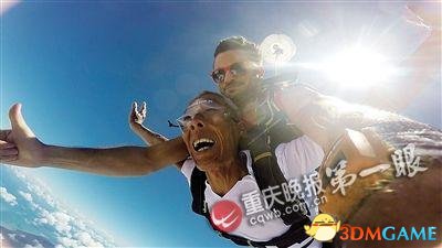 老人跳伞庆祝金婚