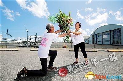 老人跳伞庆祝金婚