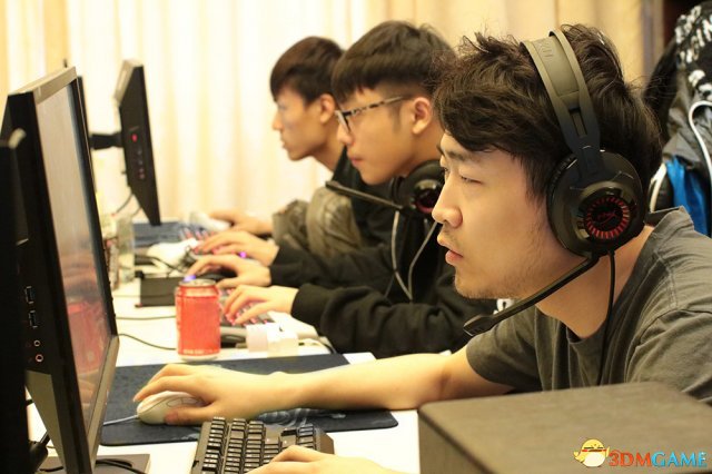 VG战队老队长怒吼天尊佩戴HyperX Cloud Revolver黑鹰耳机进行训练