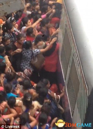 春运弱爆！印度女乘客用生命挤火车：场面看呆