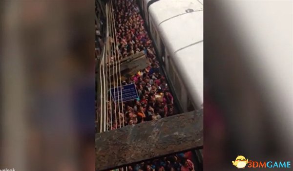 春运弱爆！印度女乘客用生命挤火车：场面看呆