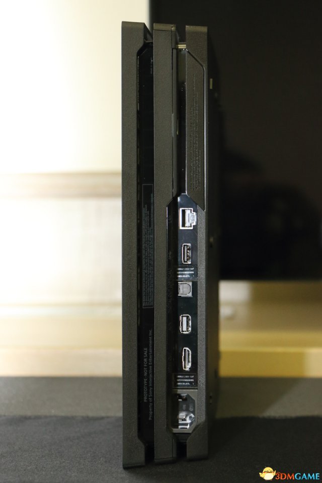 PS4 Pro背后的端子群，除了现有的输出入端子之外，还额外增加一组USB连接埠，硬碟槽亦在后方