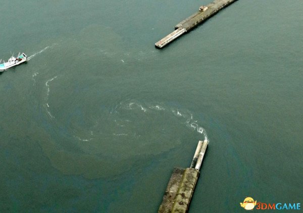 地震海域海面出现巨大漩涡