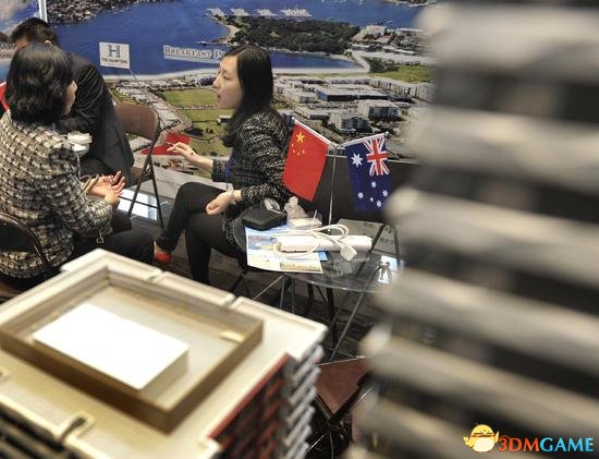 2013年04月20日，江苏省南京市，海外房产展销会上房地产中介机构推介澳洲投资移民项目。/CFP