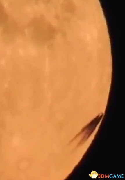 有根有据 阿曼国立天文台放出飞过月面神秘黑影