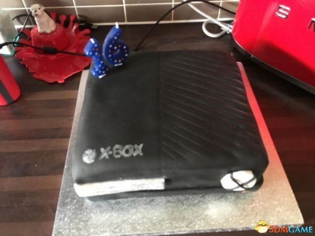 为16岁儿子庆生：母亲制作16*16吋的Xbox大蛋糕