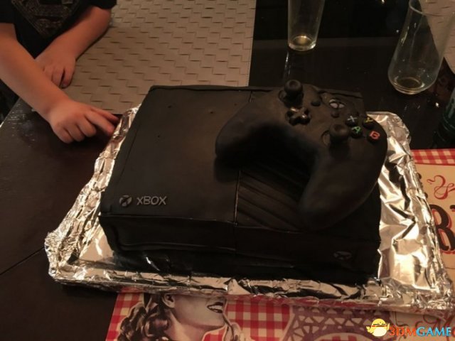 为16岁儿子庆生：母亲制作16*16吋的Xbox大蛋糕