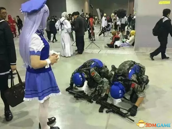 动漫迷扮中国维和军人向日式少女下跪 军报痛批