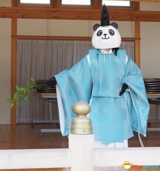 果然是人见人爱！日本百年有鹿神社惊现熊猫大神官