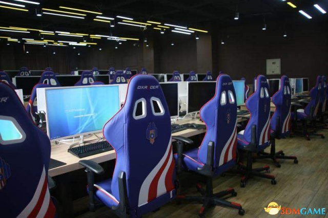 蓝翔电竞学院揭秘：500台高配电脑 电竞椅要2千元