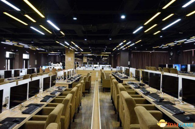 蓝翔电竞学院揭秘：500台高配电脑 电竞椅要2千元