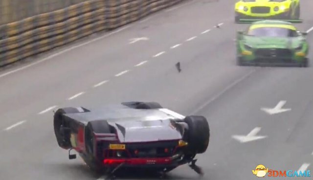 澳门GT世界杯发生大撞车事故 12辆赛车连撞后退赛