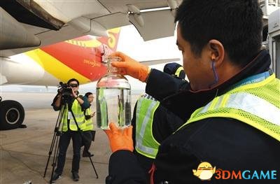 11月21日，首都国际机场，工作人员展示生物航煤。新华社发