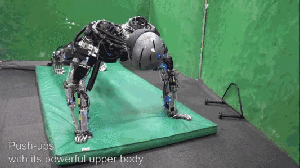 日本展示最新人形机器人：6倍灵活于人类 还会流汗