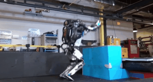 日本展示最新人形机器人：6倍灵活于人类 还会流汗