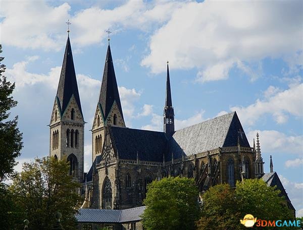 Intel Falcon 8+无人机：维护15世纪德国大教堂