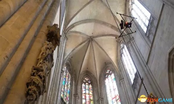 Intel Falcon 8+无人机：维护15世纪德国大教堂