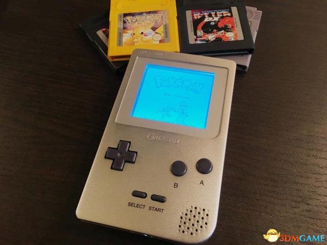 复刻版Game Boy完美还原：可玩GB原装游戏卡带