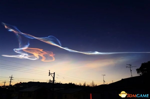日本上空惊现罕见“夜光云” 美如画