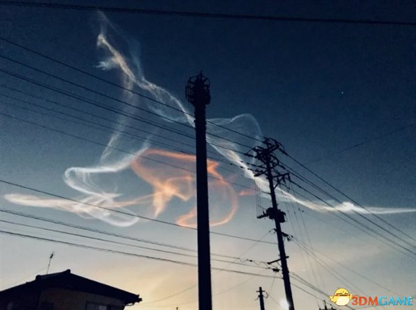 日本上空惊现罕见“夜光云” 美如画