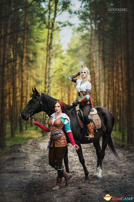 《巫师3》特莉丝和希里精美Cos照 林中牵马散步