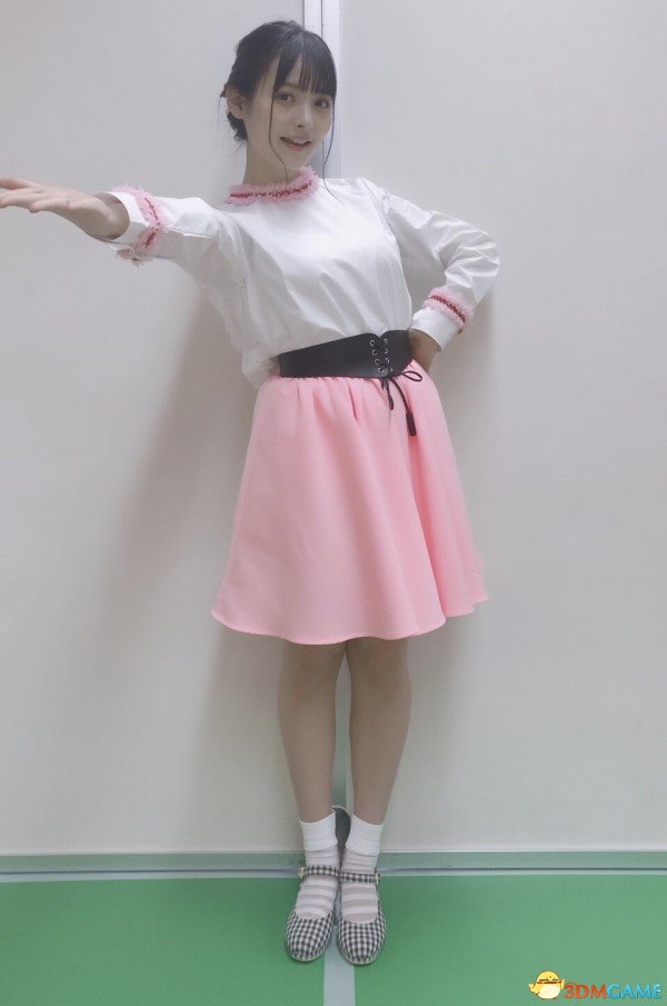 上坂堇穿粉色小短裙出席活动 美女声优俏皮可爱