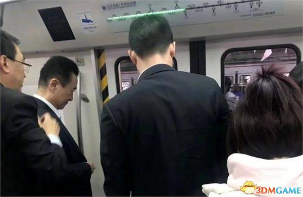 王健林坐地铁出行 网友调侃：恭喜王总喜提爱车