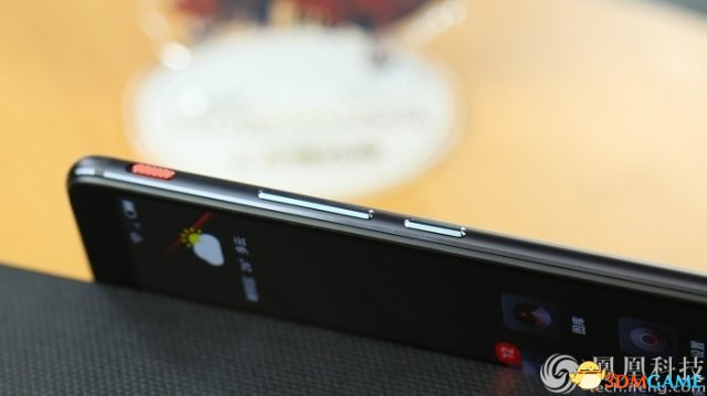 努比亚红魔游戏手机图赏 背后1680万色幻彩灯亮眼