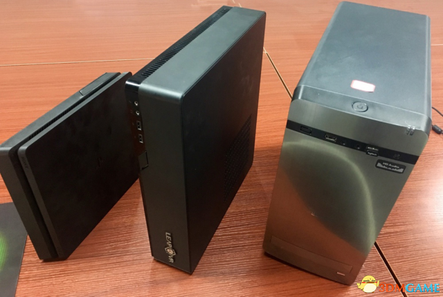 左：PS4 Slim 中：Leap VR 左：电脑主机