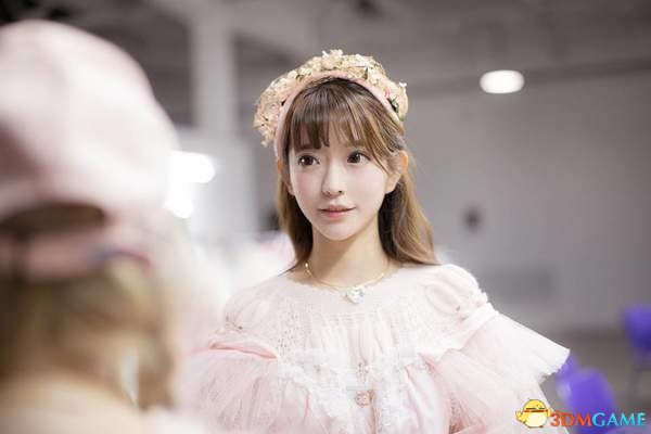 韩国第一美少女Yurisa美照 穿粉色长裙魅力无穷