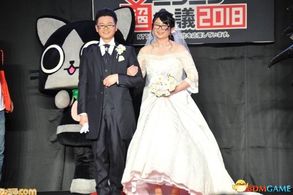 日本举办《怪物猎人》主题婚礼 新郎用大年夜剑切蛋糕