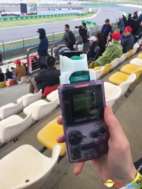 玩家用GB拍摄上海F1比赛 充任游戏画里以假治实