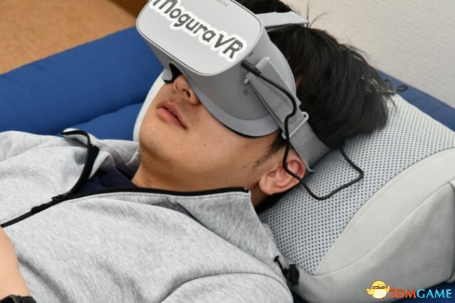 体贴舒适！创意新型枕头音箱躺玩VR游戏乐趣十足