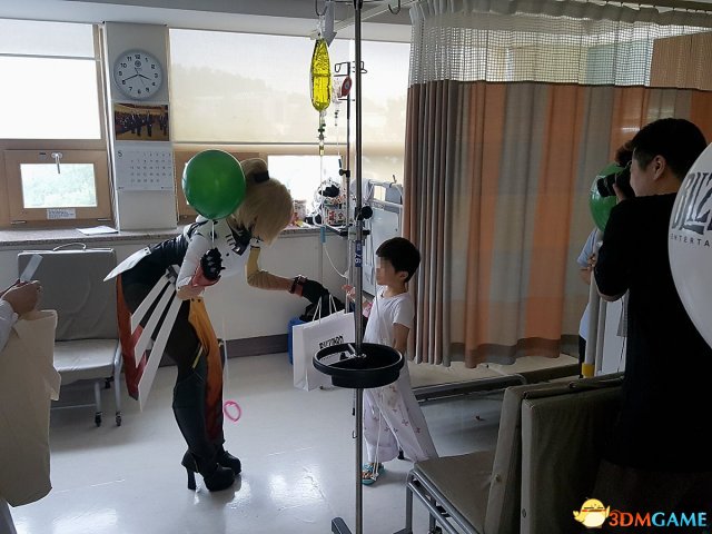 螺旋猫Cos天使 D.va探望住院儿童 笑容迷人正能量