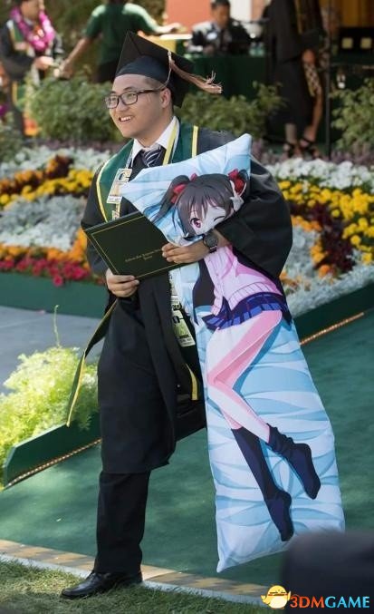 爱情力量真伟大 大学生带动漫抱枕领上台领毕业证