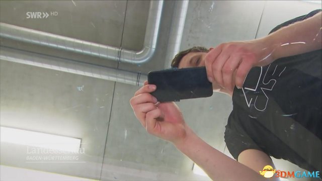 德国学生发明防跌落手机壳 落地前自动弹爪保护