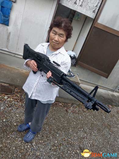 玩心无闭岁数！日本76岁老太太各种玩枪照水爆收散