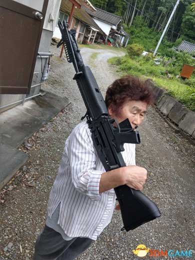 玩心无闭岁数！日本<strong>生活小贴士</strong>日本76岁老太太各种玩枪照水爆收散