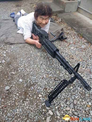 玩心无闭岁数！各种日本76岁老太太各种玩枪照水爆收散