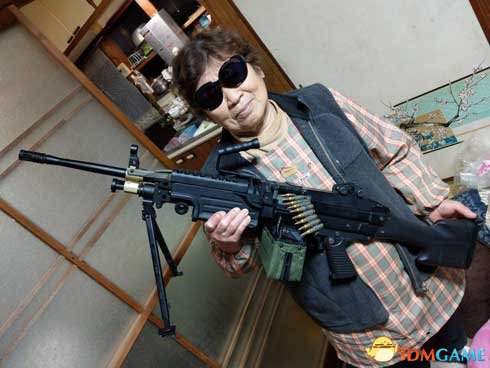 玩心无闭岁数！爆收日本76岁老太太各种玩枪照水爆收散